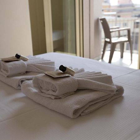 Hotel Confort Rimini Bagian luar foto