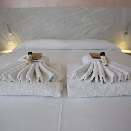 Hotel Confort Rimini Bagian luar foto