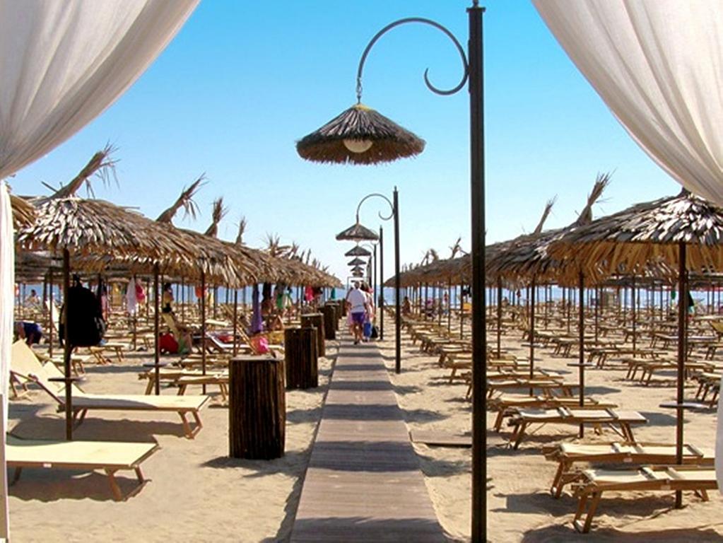 Hotel Confort Rimini Bagian luar foto