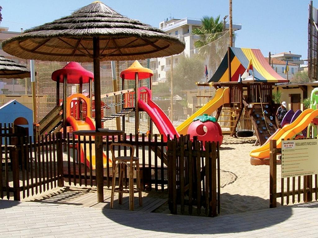 Hotel Confort Rimini Bagian luar foto