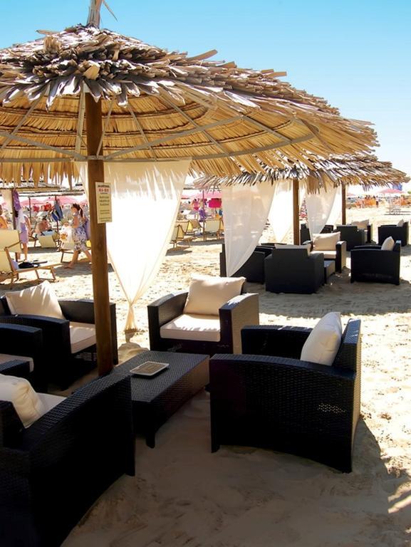 Hotel Confort Rimini Bagian luar foto