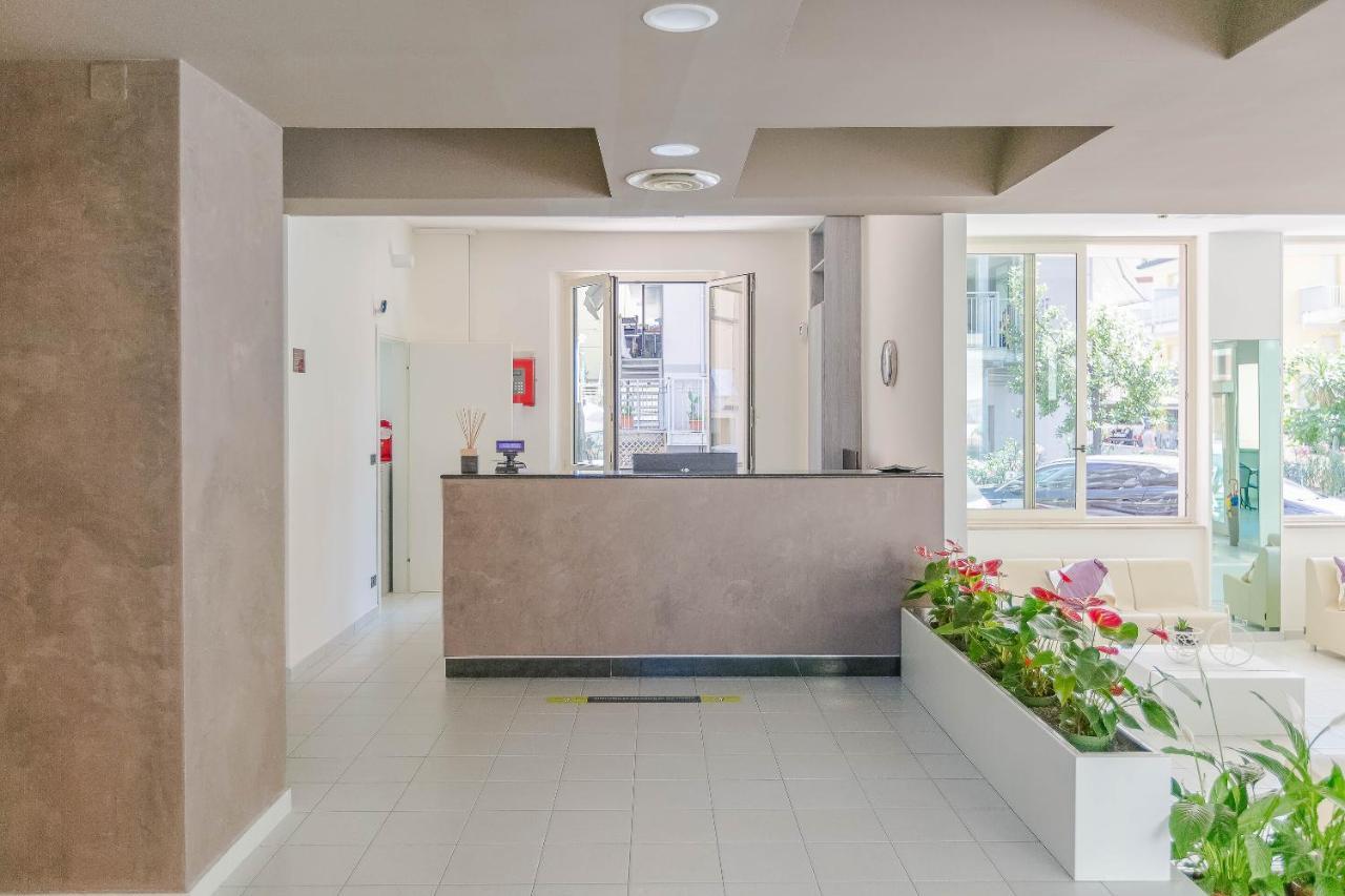 Hotel Confort Rimini Bagian luar foto