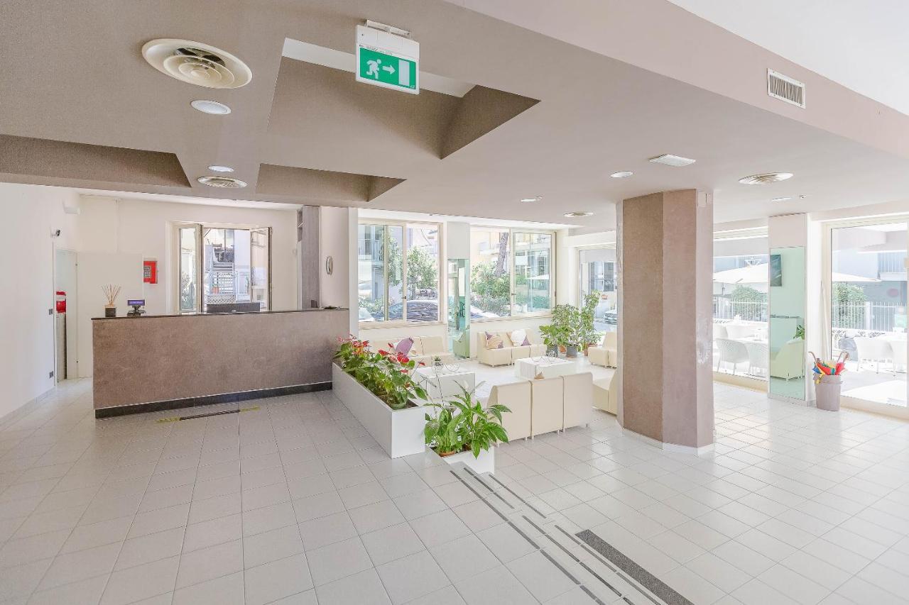 Hotel Confort Rimini Bagian luar foto