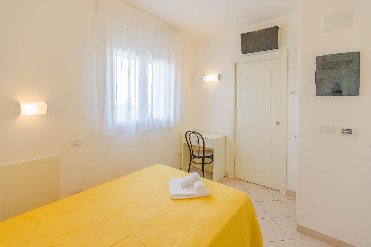 Hotel Confort Rimini Bagian luar foto
