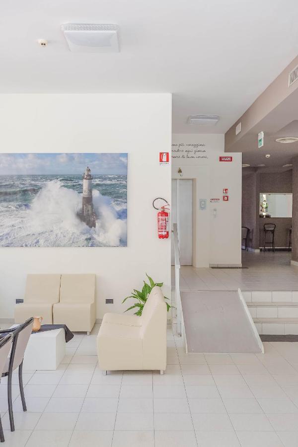 Hotel Confort Rimini Bagian luar foto
