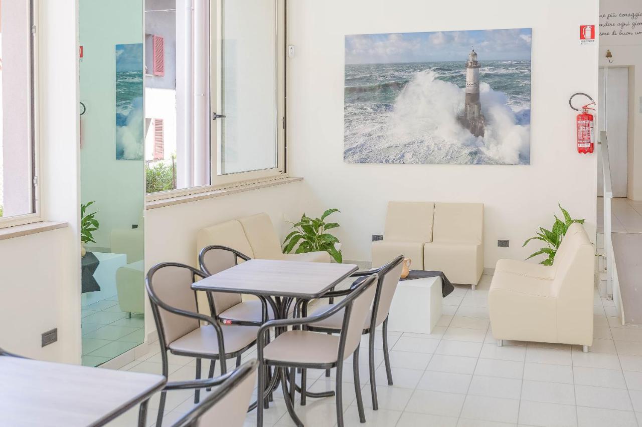 Hotel Confort Rimini Bagian luar foto