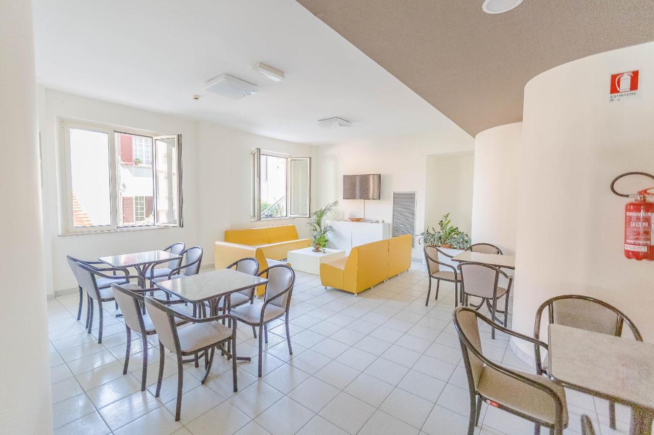Hotel Confort Rimini Bagian luar foto