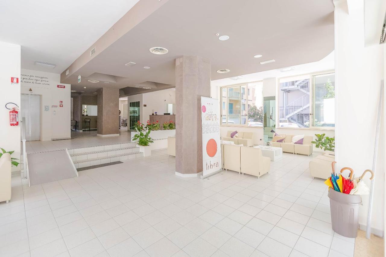 Hotel Confort Rimini Bagian luar foto