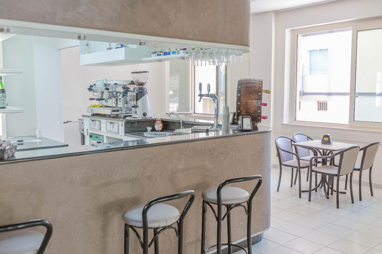 Hotel Confort Rimini Bagian luar foto