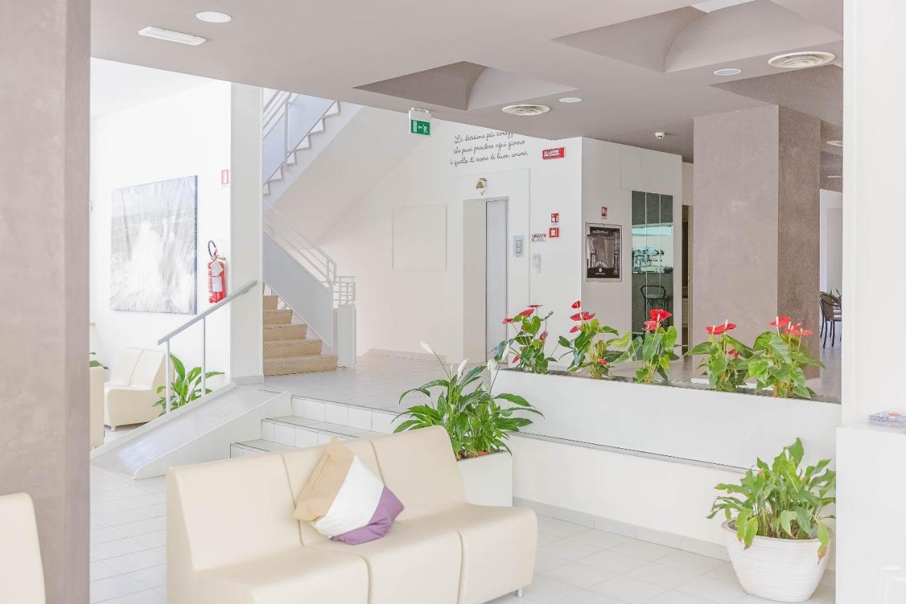 Hotel Confort Rimini Bagian luar foto