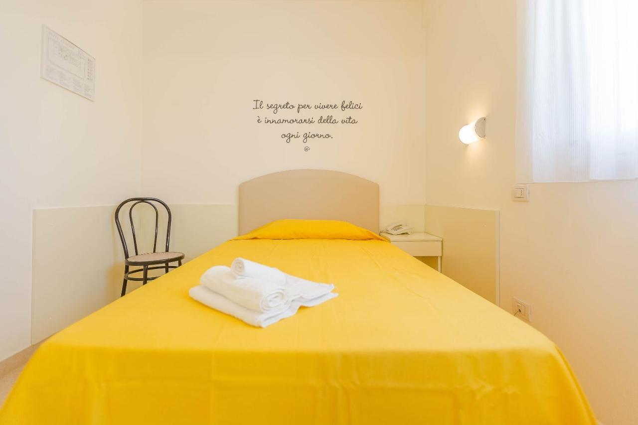 Hotel Confort Rimini Bagian luar foto