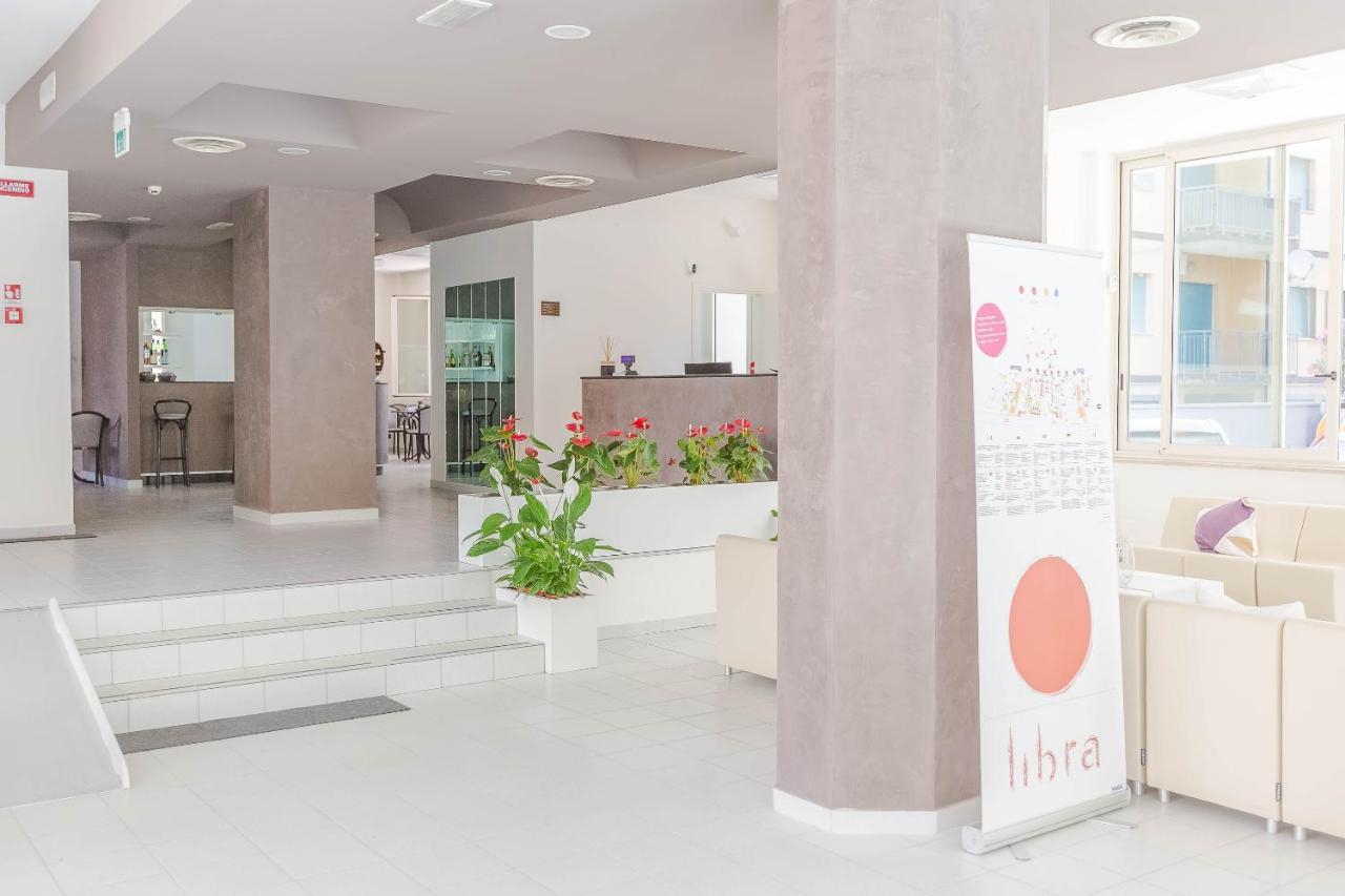 Hotel Confort Rimini Bagian luar foto