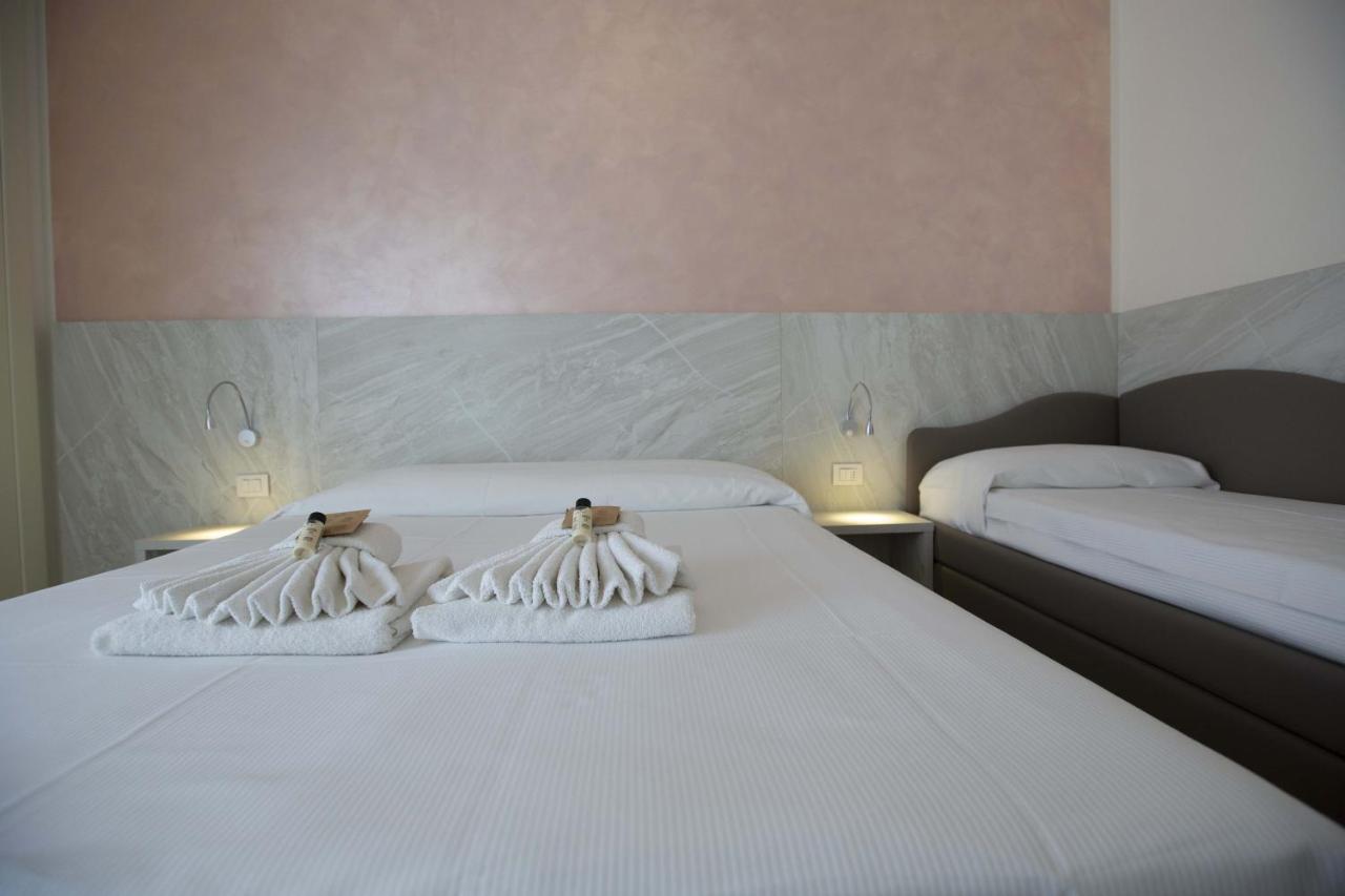 Hotel Confort Rimini Bagian luar foto