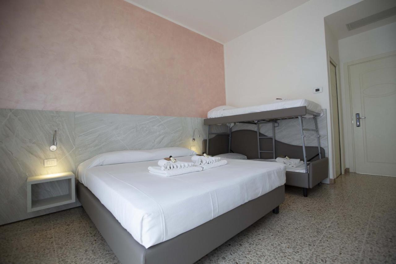 Hotel Confort Rimini Bagian luar foto