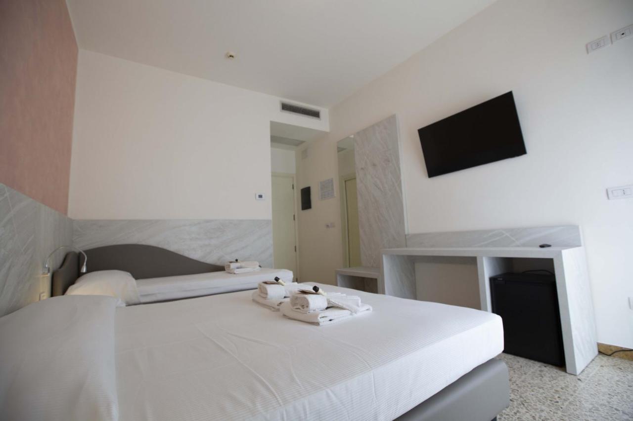 Hotel Confort Rimini Bagian luar foto