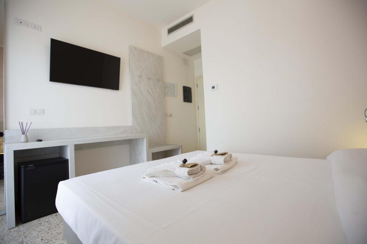 Hotel Confort Rimini Bagian luar foto