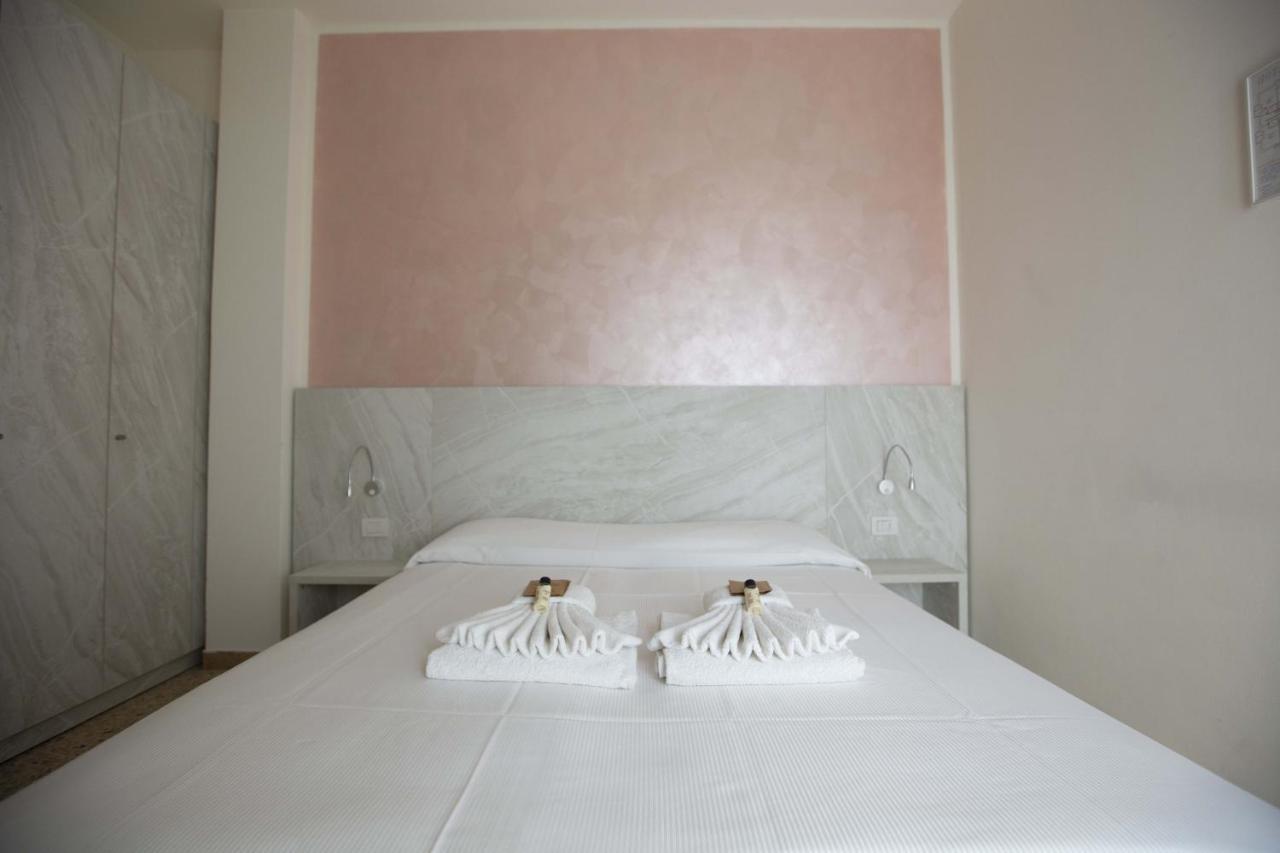 Hotel Confort Rimini Bagian luar foto