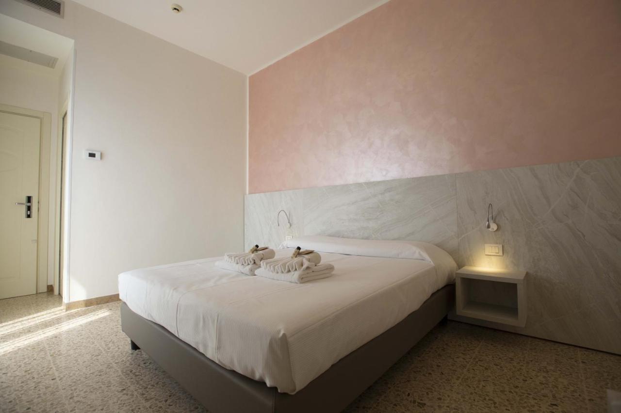 Hotel Confort Rimini Bagian luar foto