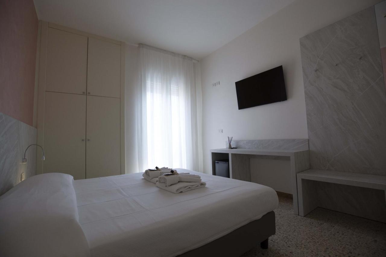 Hotel Confort Rimini Bagian luar foto