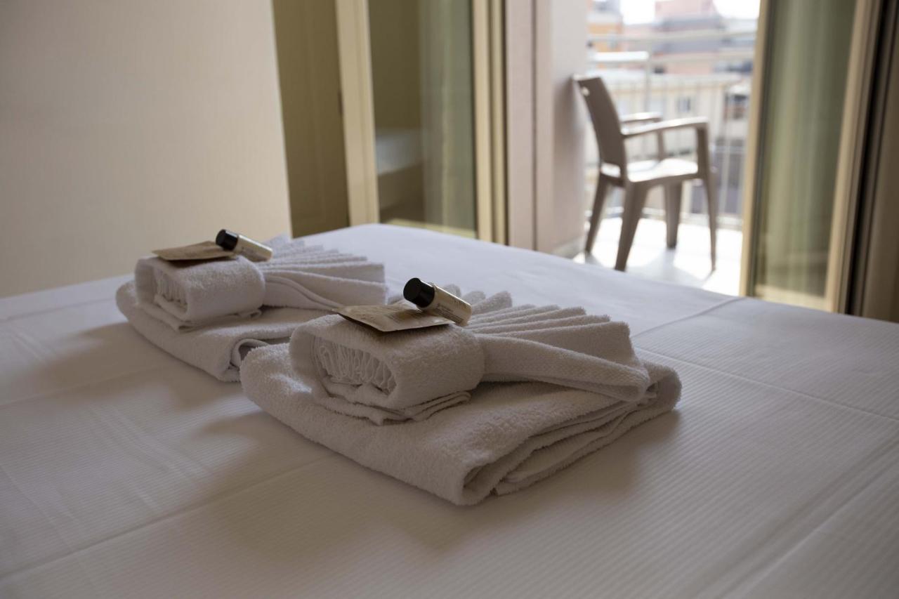 Hotel Confort Rimini Bagian luar foto