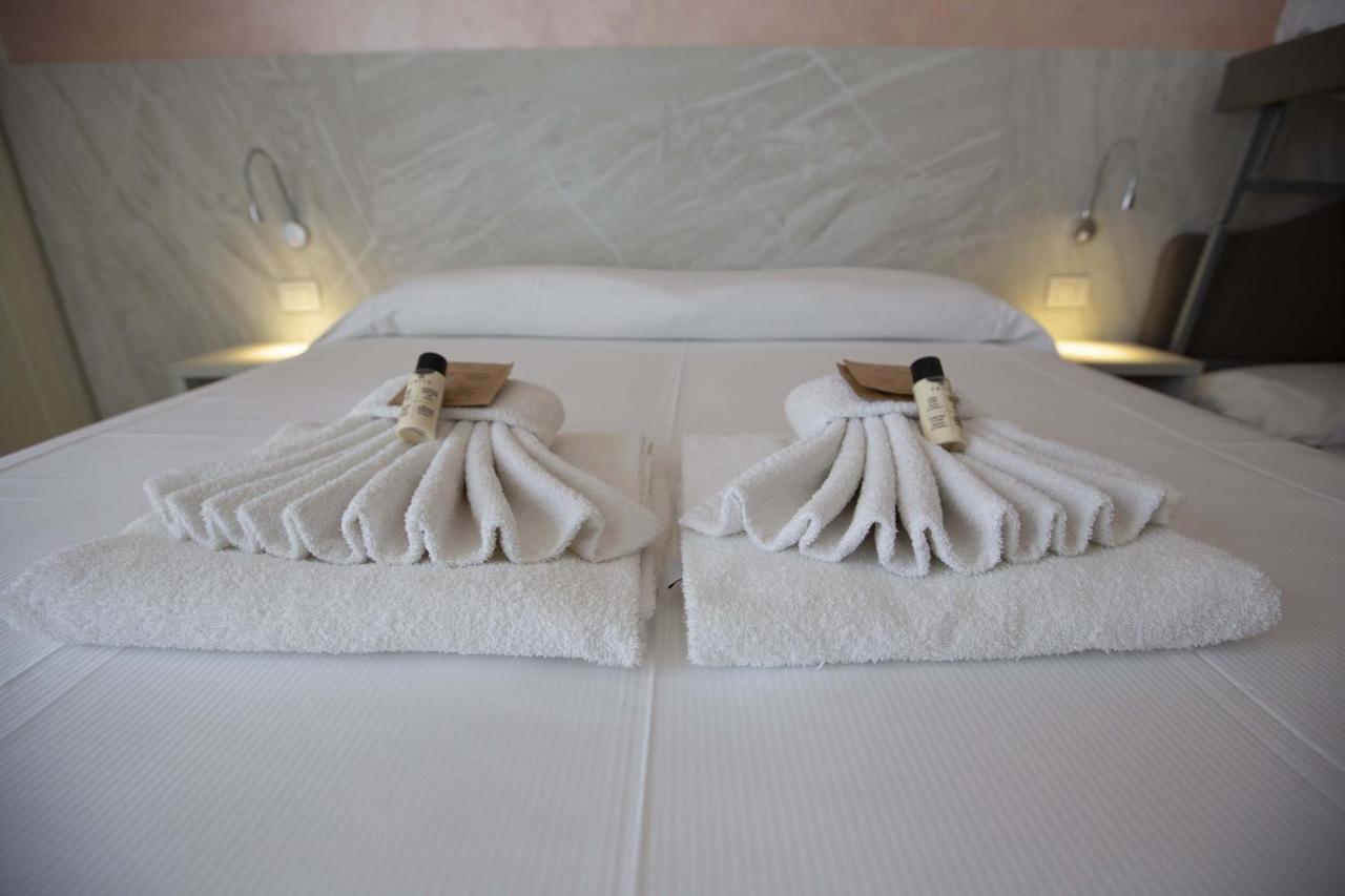 Hotel Confort Rimini Bagian luar foto