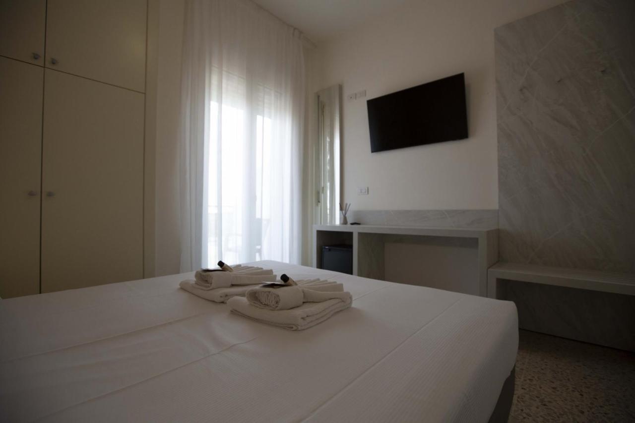 Hotel Confort Rimini Bagian luar foto