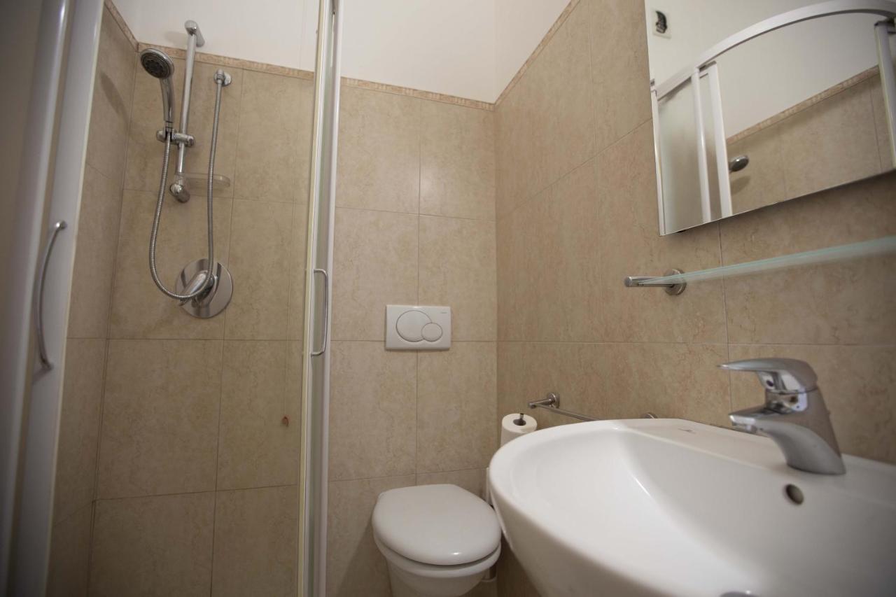 Hotel Confort Rimini Bagian luar foto