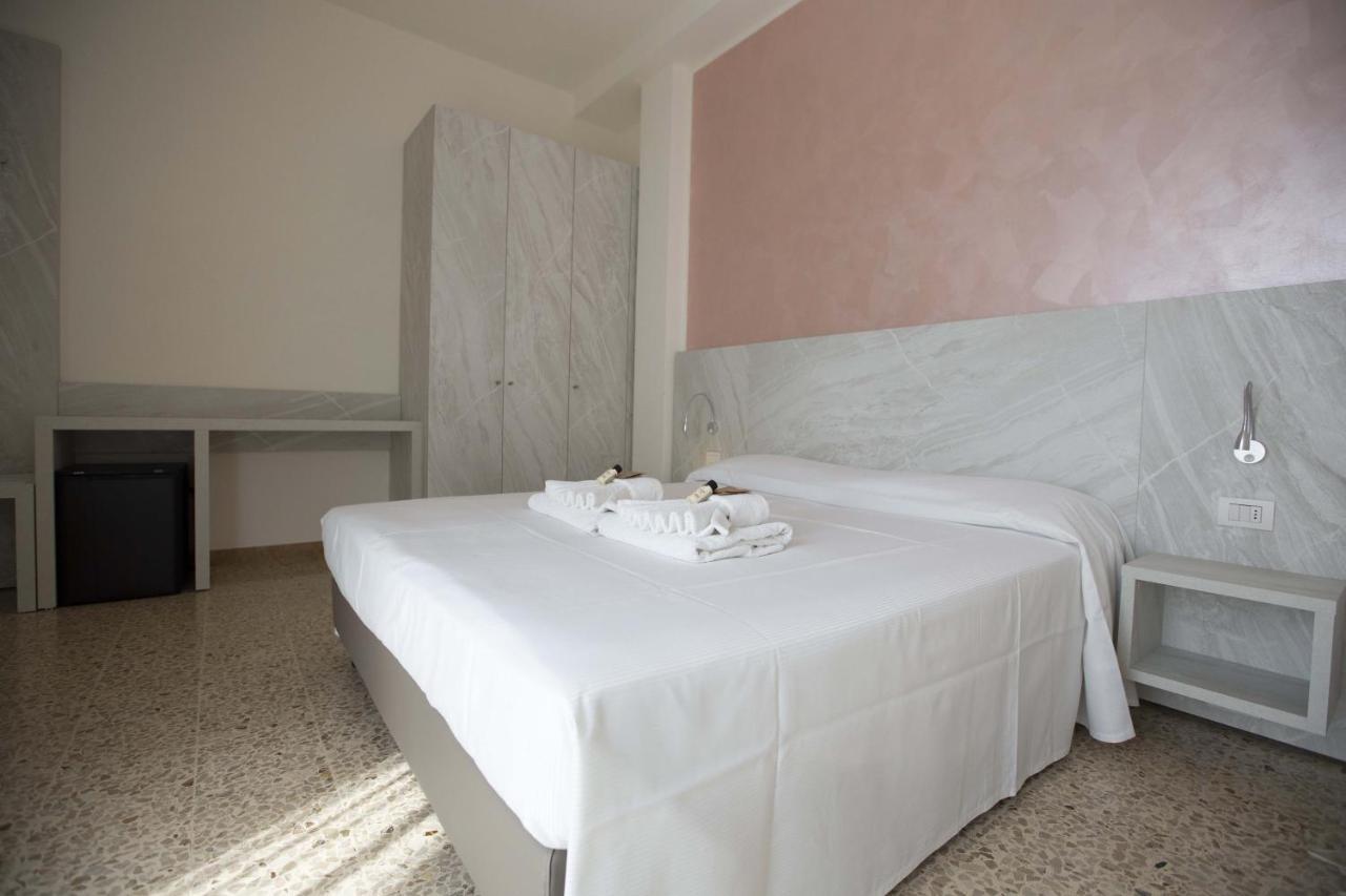 Hotel Confort Rimini Bagian luar foto