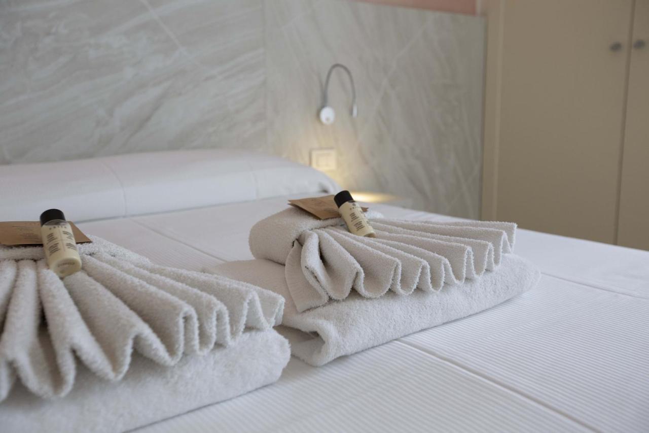 Hotel Confort Rimini Bagian luar foto