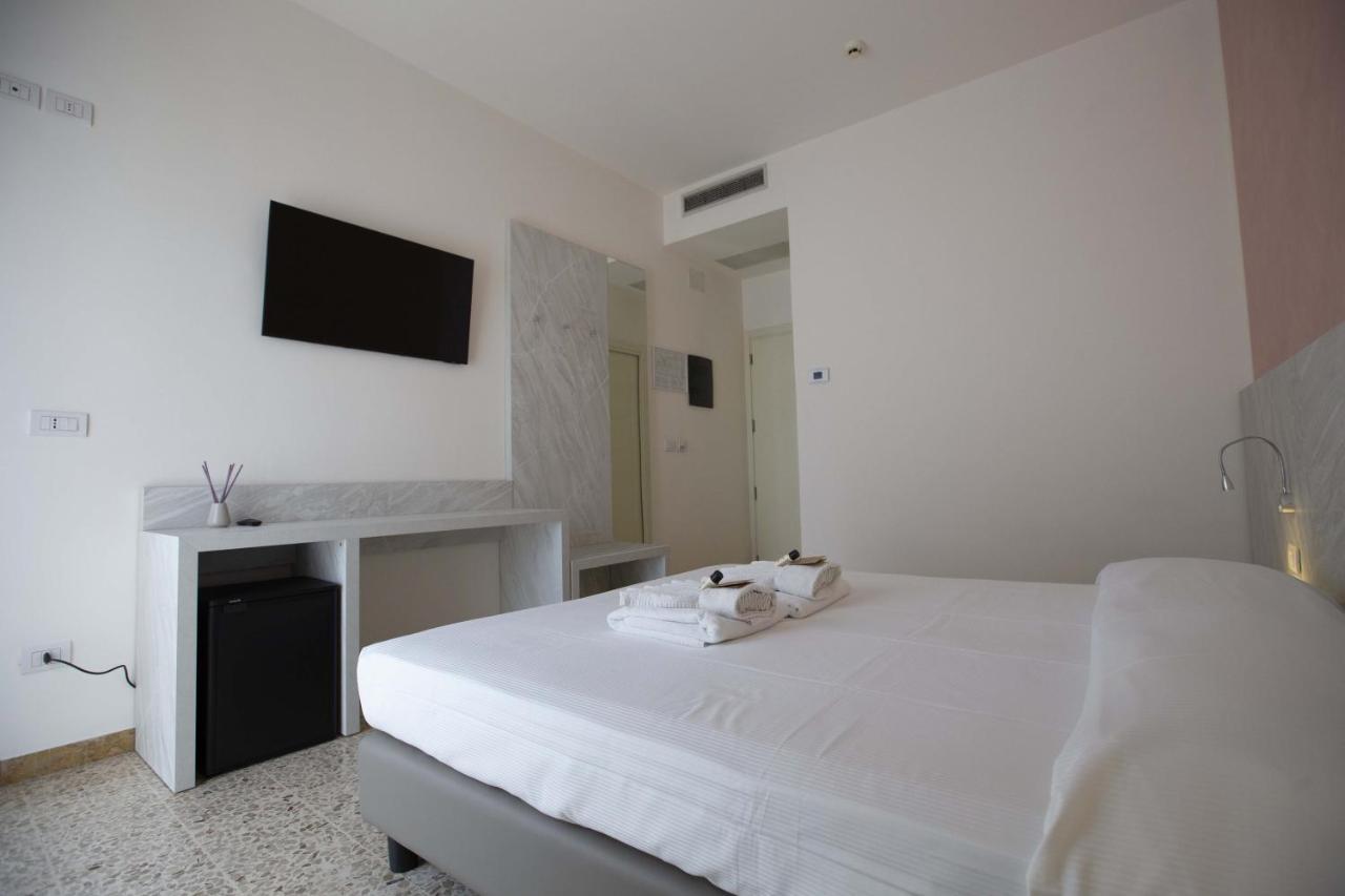 Hotel Confort Rimini Bagian luar foto